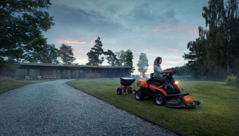 Husqvarna R 216T AWD mit C103 Mähdeck — Sofort lieferbar | Dancover