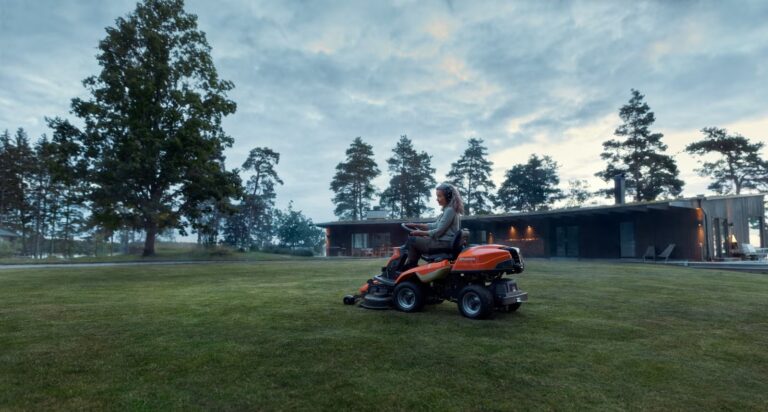 Husqvarna R 216T AWD mit C103 Mähdeck — Sofort lieferbar | Dancover