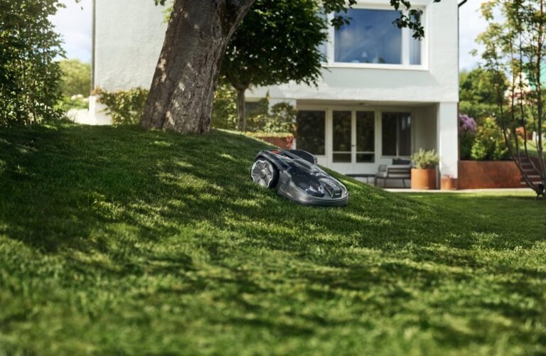 Husqvarna Automower 320 NERA — Drahtloser Mähroboter | Dancover