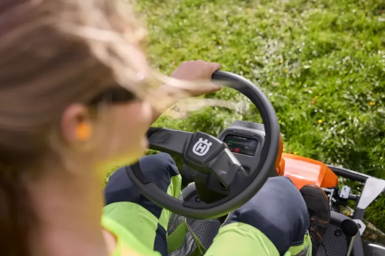 Husqvarna FM 410i Elektro-Frontmäher Profi AWD 9,6 kWh | Dancover