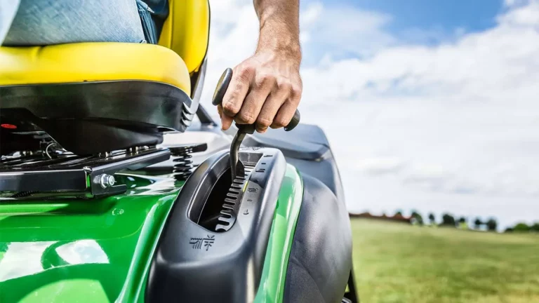 John Deere X167R Rasentraktor 107cm V-Twin 300L Fangkorb | Dancover