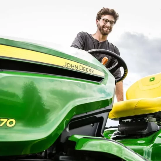 John Deere X370 Rasentraktor 107cm Kawasaki V-Twin Servo | Dancover – Image 2