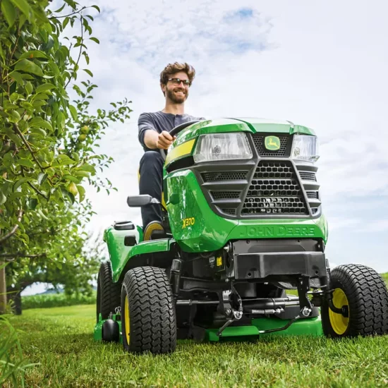 John Deere X370 Rasentraktor 107cm Kawasaki V-Twin Servo | Dancover – Image 3