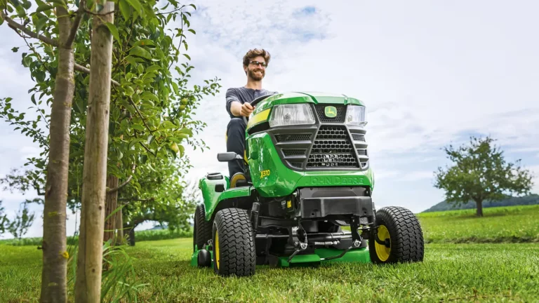 John Deere X370 Rasentraktor 107cm Kawasaki V-Twin Servo | Dancover