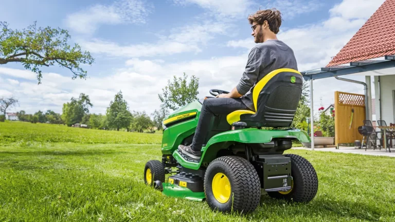 John Deere X370 Rasentraktor 107cm Kawasaki V-Twin Servo | Dancover