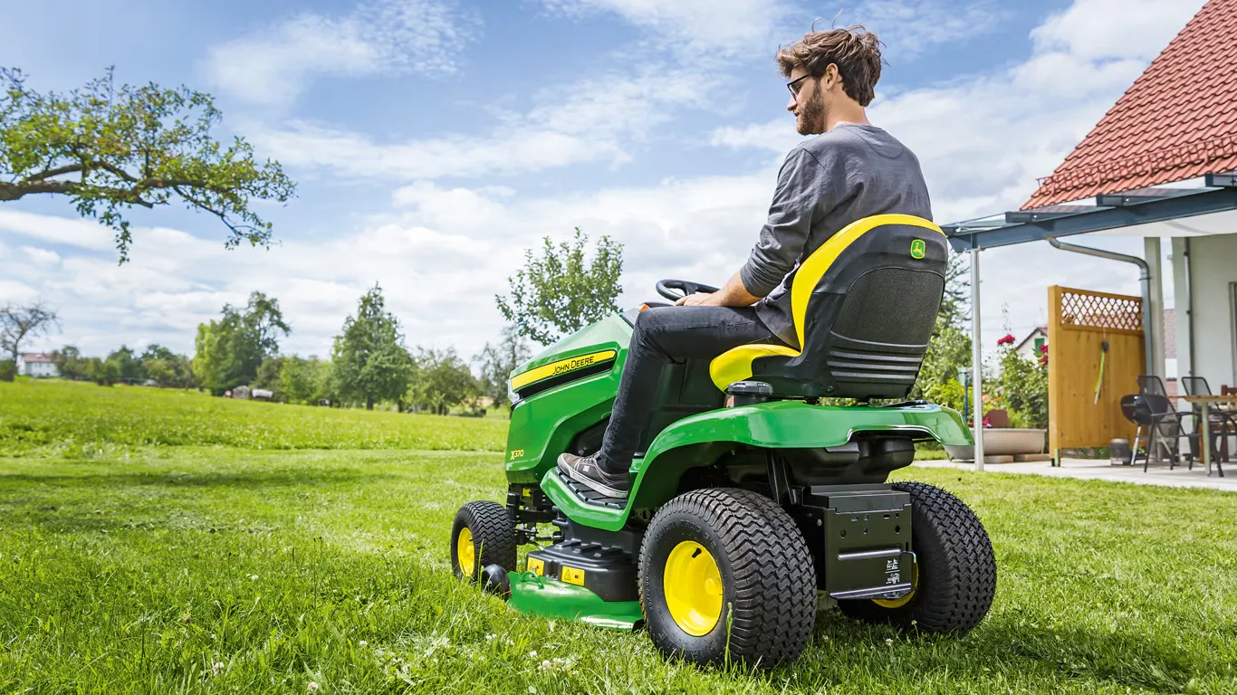 John Deere X370 Rasentraktor 107cm Kawasaki V-Twin Servo | Dancover – Image 4