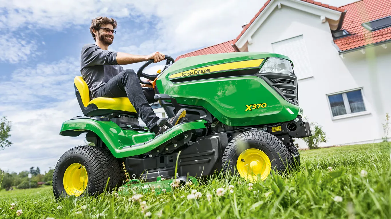 John Deere X370 Rasentraktor 107cm Kawasaki V-Twin Servo | Dancover – Image 5