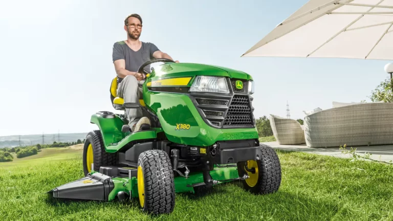 John Deere X380 Rasentraktor 122cm Kawasaki V-Twin 15,2kW | Dancover