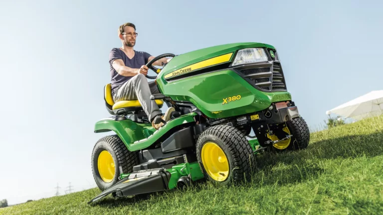 John Deere X380 Rasentraktor 122cm Kawasaki V-Twin 15,2kW | Dancover