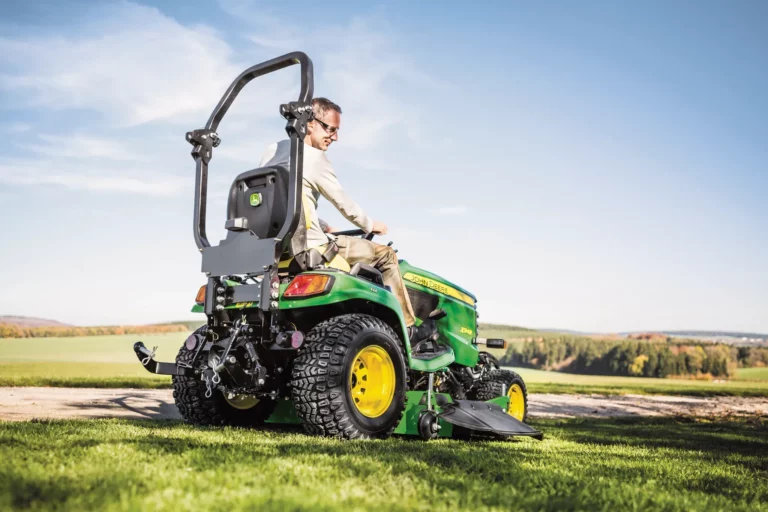 John Deere X948 Diesel-Gartentraktor 4WD 24,5PS AutoConnect | Dancover