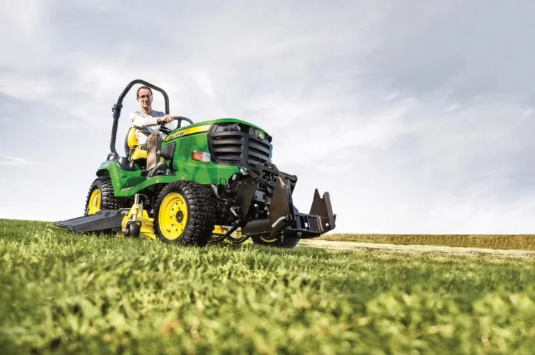 John Deere X948 Diesel-Gartentraktor 4WD 24,5PS AutoConnect | Dancover