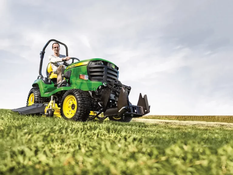 John Deere X948 Diesel-Gartentraktor 4WD 24,5PS AutoConnect | Dancover