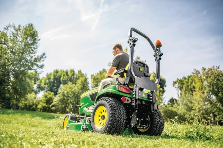 John Deere X948 Diesel-Gartentraktor 4WD 24,5PS AutoConnect | Dancover