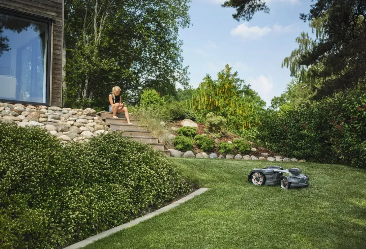 Mähroboter Husqvarna Automower 435X AWD NERA – Allrad, Gelenkchassis, 70 %, 5.000 m² – Image 3