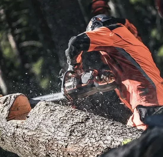 Die Husqvarna T540i XP ist die leistungsstärkste Akku-Hochentastungssäge im Husqvarna-Sortiment und bietet eine Schnittleistung, die einer Benzin-Hochentastungssäge mit einem Hubraum von 40 cm³ entspricht, bei einem Gewicht von nur 2,5 kg ohne Akku und Schneidwerkzeug. Als rein elektrisch betriebene Akku-Hochentastungssäge mit einem 36-Volt-Lithium-Ionen-Akku und einem bürstenlosen BLDC-Motor bietet die Husqvarna T540i XP alle Vorteile des kabellosen elektrischen Betriebs, darunter keine direkten CO2-Emissionen während des Betriebs, ein deutlich reduzierter Geräuschpegel im Vergleich zu Benzin-Hochentastungssägen und eine erheblich reduzierte Wartungsbelastung, ohne dabei auf die Leistung und die Schnittkapazität zu verzichten, die professionelle Baumpfleger von einer erstklassigen Hochentastungssäge erwarten. Mit einem Gewicht von nur 2,5 kg ohne Akku und Schneidwerkzeug ist die Husqvarna T540i XP eine der leichtesten professionellen Hochentastungssägen auf dem Markt und ermöglicht auch bei langen und anspruchsvollen Arbeitseinsätzen in der Baumkrone eine ermüdungsarme und präzise Handhabung. Die Husqvarna T540i XP ist für den Einsatz mit Führungsschwertern von 30 bis 40 cm Länge empfohlen und erreicht eine maximale Kettengeschwindigkeit von 24 m/s, was für schnelle und präzise Schnitte in allen gängigen Holzarten und Stärken sorgt. Herausragende Ergonomie und ausgewogenes Gewichtsverteilungskonzept für ermüdungsarme Handhabung in der Baumkrone Die Husqvarna T540i XP wurde von Grund auf für den professionellen Einsatz in der Baumpflege entwickelt und zeichnet sich durch eine herausragende Ergonomie und ein ausgewogenes Gewichtsverteilungskonzept aus, das eine komfortable und sichere Handhabung auch in schwierigen und beengten Arbeitspositionen in der Baumkrone ermöglicht. Die äquivalenten Vibrationspegel der Husqvarna T540i XP betragen 2,1 m/s² für den vorderen Griff und 3,4 m/s² für den hinteren Griff und liegen damit deutlich unter den Vibrationspegeln vergleichbarer Benzin-Hochentastungssägen, was das Risiko von vibrationsbedingten Gesundheitsschäden für den Bediener erheblich reduziert und lange und ermüdungsarme Arbeitseinsätze ermöglicht. Die einstellbare Ölpumpe der Husqvarna T540i XP ermöglicht eine einfache Anpassung der Kettenschmierung an die jeweiligen Arbeitsbedingungen und Schnittaufgaben, mit einem maximalen Öldurchfluss von 19 ml/min und einem minimalen Öldurchfluss von 9 ml/min. Der Öltank fasst 0,2 Liter Kettenschmieröl. Husqvarna Connect – Intelligente Konnektivität für maximale Produktivität und einfache Wartung Die Husqvarna T540i XP ist mit integrierter Bluetooth-Konnektivität ausgestattet und kompatibel mit der Husqvarna Connect-App, die kostenlos im Apple App Store und im Google Play Store heruntergeladen werden kann. Die Husqvarna Connect-App bietet dem Bediener einfachen Zugang zu praktischen Tipps, Bedienungsanleitungen und Ersatzteilen für die Husqvarna T540i XP und liefert für verbundene Bluetooth-Geräte zusätzliche Informationen wie die verbleibende Akkulaufzeit und den aktuellen Ladestand sowie Hinweise zu Wartungs- und Reparaturbedarf. Darüber hinaus ermöglicht die integrierte Konnektivität der Husqvarna T540i XP die Nutzung der Husqvarna Fleet Services™-App, mit der Flottenmanager und Vorarbeiter die Nutzungsstatistiken, den Wartungsverlauf und den zuletzt bekannten Standort aller verbundenen Husqvarna-Werkzeuge in ihrer Flotte einfach und übersichtlich verfolgen und verwalten können. Dies ermöglicht eine proaktive und vorausschauende Wartungsplanung, reduziert ungeplante Ausfallzeiten und trägt dazu bei, die Lebensdauer und die Betriebszuverlässigkeit aller Werkzeuge in der Flotte zu maximieren. Husqvarna 36V-Akku-System – Eine Batterie für alle professionellen Husqvarna-Akku-Werkzeuge Die Husqvarna T540i XP ist Teil des Husqvarna 36V-Akku-Systems und kompatibel mit allen professionellen Husqvarna-Akku-Werkzeugen, darunter Freischneider, Laubbläser, weitere Kettensägen und Heckenscheren. Dies reduziert den Bedarf an mehreren verschiedenen Akkus und Ladegeräten und ermöglicht einen schnellen Wechsel zwischen verschiedenen Werkzeugen ohne Zeitverlust. Akku und Ladegerät sind nicht im Lieferumfang enthalten und müssen separat erworben werden. Technische Daten Copier le tableau Spezifikation Detail Motortyp BLDC (bürstenlos) Antrieb Akku (36V Li-ion) Leistungsäquivalent ~40 cm³ Benzinmotor Akku und Ladegerät Nicht im Lieferumfang Maximale Kettengeschwindigkeit 24 m/s Empfohlene Schwertlänge 30–40 cm Vibration vorne / hinten 2,1 / 3,4 m/s² Öltankvolumen 0,2 l Ölpumpe Einstellbar Öldurchfluss max. / min. 19 / 9 ml/min Husqvarna Connect Ja (Bluetooth) Husqvarna Fleet Services™ Ja Gewicht (ohne Akku und Schneidwerkzeug) 2,5 kg CO2-Emissionen (Betrieb) Keine Direktemissionen Akku-Kompatibilität Husqvarna 36V-System Einsatzbereich Professionelle Baumpflege, Hochentastung Zielgruppe Professionelle Baumpfleger, Arboristen Möchten Sie mit dem nächsten Produkt fortfahren ?