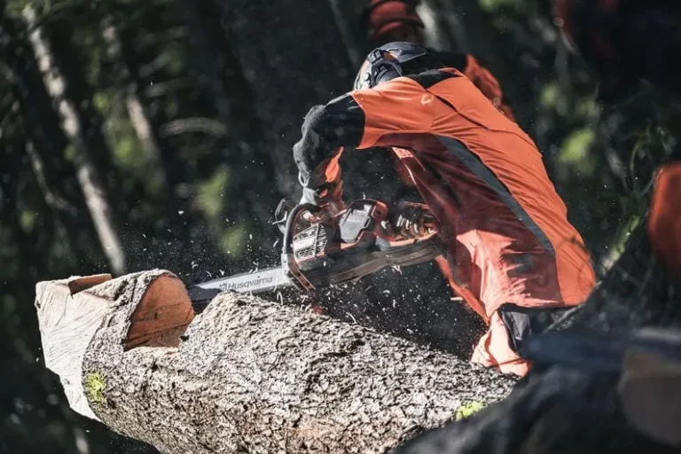 Die Husqvarna T540i XP ist die leistungsstärkste Akku-Hochentastungssäge im Husqvarna-Sortiment und bietet eine Schnittleistung, die einer Benzin-Hochentastungssäge mit einem Hubraum von 40 cm³ entspricht, bei einem Gewicht von nur 2,5 kg ohne Akku und Schneidwerkzeug. Als rein elektrisch betriebene Akku-Hochentastungssäge mit einem 36-Volt-Lithium-Ionen-Akku und einem bürstenlosen BLDC-Motor bietet die Husqvarna T540i XP alle Vorteile des kabellosen elektrischen Betriebs, darunter keine direkten CO2-Emissionen während des Betriebs, ein deutlich reduzierter Geräuschpegel im Vergleich zu Benzin-Hochentastungssägen und eine erheblich reduzierte Wartungsbelastung, ohne dabei auf die Leistung und die Schnittkapazität zu verzichten, die professionelle Baumpfleger von einer erstklassigen Hochentastungssäge erwarten. Mit einem Gewicht von nur 2,5 kg ohne Akku und Schneidwerkzeug ist die Husqvarna T540i XP eine der leichtesten professionellen Hochentastungssägen auf dem Markt und ermöglicht auch bei langen und anspruchsvollen Arbeitseinsätzen in der Baumkrone eine ermüdungsarme und präzise Handhabung. Die Husqvarna T540i XP ist für den Einsatz mit Führungsschwertern von 30 bis 40 cm Länge empfohlen und erreicht eine maximale Kettengeschwindigkeit von 24 m/s, was für schnelle und präzise Schnitte in allen gängigen Holzarten und Stärken sorgt. Herausragende Ergonomie und ausgewogenes Gewichtsverteilungskonzept für ermüdungsarme Handhabung in der Baumkrone Die Husqvarna T540i XP wurde von Grund auf für den professionellen Einsatz in der Baumpflege entwickelt und zeichnet sich durch eine herausragende Ergonomie und ein ausgewogenes Gewichtsverteilungskonzept aus, das eine komfortable und sichere Handhabung auch in schwierigen und beengten Arbeitspositionen in der Baumkrone ermöglicht. Die äquivalenten Vibrationspegel der Husqvarna T540i XP betragen 2,1 m/s² für den vorderen Griff und 3,4 m/s² für den hinteren Griff und liegen damit deutlich unter den Vibrationspegeln vergleichbarer Benzin-Hochentastungssägen, was das Risiko von vibrationsbedingten Gesundheitsschäden für den Bediener erheblich reduziert und lange und ermüdungsarme Arbeitseinsätze ermöglicht. Die einstellbare Ölpumpe der Husqvarna T540i XP ermöglicht eine einfache Anpassung der Kettenschmierung an die jeweiligen Arbeitsbedingungen und Schnittaufgaben, mit einem maximalen Öldurchfluss von 19 ml/min und einem minimalen Öldurchfluss von 9 ml/min. Der Öltank fasst 0,2 Liter Kettenschmieröl. Husqvarna Connect – Intelligente Konnektivität für maximale Produktivität und einfache Wartung Die Husqvarna T540i XP ist mit integrierter Bluetooth-Konnektivität ausgestattet und kompatibel mit der Husqvarna Connect-App, die kostenlos im Apple App Store und im Google Play Store heruntergeladen werden kann. Die Husqvarna Connect-App bietet dem Bediener einfachen Zugang zu praktischen Tipps, Bedienungsanleitungen und Ersatzteilen für die Husqvarna T540i XP und liefert für verbundene Bluetooth-Geräte zusätzliche Informationen wie die verbleibende Akkulaufzeit und den aktuellen Ladestand sowie Hinweise zu Wartungs- und Reparaturbedarf. Darüber hinaus ermöglicht die integrierte Konnektivität der Husqvarna T540i XP die Nutzung der Husqvarna Fleet Services™-App, mit der Flottenmanager und Vorarbeiter die Nutzungsstatistiken, den Wartungsverlauf und den zuletzt bekannten Standort aller verbundenen Husqvarna-Werkzeuge in ihrer Flotte einfach und übersichtlich verfolgen und verwalten können. Dies ermöglicht eine proaktive und vorausschauende Wartungsplanung, reduziert ungeplante Ausfallzeiten und trägt dazu bei, die Lebensdauer und die Betriebszuverlässigkeit aller Werkzeuge in der Flotte zu maximieren. Husqvarna 36V-Akku-System – Eine Batterie für alle professionellen Husqvarna-Akku-Werkzeuge Die Husqvarna T540i XP ist Teil des Husqvarna 36V-Akku-Systems und kompatibel mit allen professionellen Husqvarna-Akku-Werkzeugen, darunter Freischneider, Laubbläser, weitere Kettensägen und Heckenscheren. Dies reduziert den Bedarf an mehreren verschiedenen Akkus und Ladegeräten und ermöglicht einen schnellen Wechsel zwischen verschiedenen Werkzeugen ohne Zeitverlust. Akku und Ladegerät sind nicht im Lieferumfang enthalten und müssen separat erworben werden. Technische Daten Copier le tableau Spezifikation Detail Motortyp BLDC (bürstenlos) Antrieb Akku (36V Li-ion) Leistungsäquivalent ~40 cm³ Benzinmotor Akku und Ladegerät Nicht im Lieferumfang Maximale Kettengeschwindigkeit 24 m/s Empfohlene Schwertlänge 30–40 cm Vibration vorne / hinten 2,1 / 3,4 m/s² Öltankvolumen 0,2 l Ölpumpe Einstellbar Öldurchfluss max. / min. 19 / 9 ml/min Husqvarna Connect Ja (Bluetooth) Husqvarna Fleet Services™ Ja Gewicht (ohne Akku und Schneidwerkzeug) 2,5 kg CO2-Emissionen (Betrieb) Keine Direktemissionen Akku-Kompatibilität Husqvarna 36V-System Einsatzbereich Professionelle Baumpflege, Hochentastung Zielgruppe Professionelle Baumpfleger, Arboristen Möchten Sie mit dem nächsten Produkt fortfahren ?