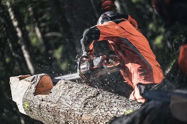 Die Husqvarna T540i XP ist die leistungsstärkste Akku-Hochentastungssäge im Husqvarna-Sortiment und bietet eine Schnittleistung, die einer Benzin-Hochentastungssäge mit einem Hubraum von 40 cm³ entspricht, bei einem Gewicht von nur 2,5 kg ohne Akku und Schneidwerkzeug. Als rein elektrisch betriebene Akku-Hochentastungssäge mit einem 36-Volt-Lithium-Ionen-Akku und einem bürstenlosen BLDC-Motor bietet die Husqvarna T540i XP alle Vorteile des kabellosen elektrischen Betriebs, darunter keine direkten CO2-Emissionen während des Betriebs, ein deutlich reduzierter Geräuschpegel im Vergleich zu Benzin-Hochentastungssägen und eine erheblich reduzierte Wartungsbelastung, ohne dabei auf die Leistung und die Schnittkapazität zu verzichten, die professionelle Baumpfleger von einer erstklassigen Hochentastungssäge erwarten. Mit einem Gewicht von nur 2,5 kg ohne Akku und Schneidwerkzeug ist die Husqvarna T540i XP eine der leichtesten professionellen Hochentastungssägen auf dem Markt und ermöglicht auch bei langen und anspruchsvollen Arbeitseinsätzen in der Baumkrone eine ermüdungsarme und präzise Handhabung. Die Husqvarna T540i XP ist für den Einsatz mit Führungsschwertern von 30 bis 40 cm Länge empfohlen und erreicht eine maximale Kettengeschwindigkeit von 24 m/s, was für schnelle und präzise Schnitte in allen gängigen Holzarten und Stärken sorgt. Herausragende Ergonomie und ausgewogenes Gewichtsverteilungskonzept für ermüdungsarme Handhabung in der Baumkrone Die Husqvarna T540i XP wurde von Grund auf für den professionellen Einsatz in der Baumpflege entwickelt und zeichnet sich durch eine herausragende Ergonomie und ein ausgewogenes Gewichtsverteilungskonzept aus, das eine komfortable und sichere Handhabung auch in schwierigen und beengten Arbeitspositionen in der Baumkrone ermöglicht. Die äquivalenten Vibrationspegel der Husqvarna T540i XP betragen 2,1 m/s² für den vorderen Griff und 3,4 m/s² für den hinteren Griff und liegen damit deutlich unter den Vibrationspegeln vergleichbarer Benzin-Hochentastungssägen, was das Risiko von vibrationsbedingten Gesundheitsschäden für den Bediener erheblich reduziert und lange und ermüdungsarme Arbeitseinsätze ermöglicht. Die einstellbare Ölpumpe der Husqvarna T540i XP ermöglicht eine einfache Anpassung der Kettenschmierung an die jeweiligen Arbeitsbedingungen und Schnittaufgaben, mit einem maximalen Öldurchfluss von 19 ml/min und einem minimalen Öldurchfluss von 9 ml/min. Der Öltank fasst 0,2 Liter Kettenschmieröl. Husqvarna Connect – Intelligente Konnektivität für maximale Produktivität und einfache Wartung Die Husqvarna T540i XP ist mit integrierter Bluetooth-Konnektivität ausgestattet und kompatibel mit der Husqvarna Connect-App, die kostenlos im Apple App Store und im Google Play Store heruntergeladen werden kann. Die Husqvarna Connect-App bietet dem Bediener einfachen Zugang zu praktischen Tipps, Bedienungsanleitungen und Ersatzteilen für die Husqvarna T540i XP und liefert für verbundene Bluetooth-Geräte zusätzliche Informationen wie die verbleibende Akkulaufzeit und den aktuellen Ladestand sowie Hinweise zu Wartungs- und Reparaturbedarf. Darüber hinaus ermöglicht die integrierte Konnektivität der Husqvarna T540i XP die Nutzung der Husqvarna Fleet Services™-App, mit der Flottenmanager und Vorarbeiter die Nutzungsstatistiken, den Wartungsverlauf und den zuletzt bekannten Standort aller verbundenen Husqvarna-Werkzeuge in ihrer Flotte einfach und übersichtlich verfolgen und verwalten können. Dies ermöglicht eine proaktive und vorausschauende Wartungsplanung, reduziert ungeplante Ausfallzeiten und trägt dazu bei, die Lebensdauer und die Betriebszuverlässigkeit aller Werkzeuge in der Flotte zu maximieren. Husqvarna 36V-Akku-System – Eine Batterie für alle professionellen Husqvarna-Akku-Werkzeuge Die Husqvarna T540i XP ist Teil des Husqvarna 36V-Akku-Systems und kompatibel mit allen professionellen Husqvarna-Akku-Werkzeugen, darunter Freischneider, Laubbläser, weitere Kettensägen und Heckenscheren. Dies reduziert den Bedarf an mehreren verschiedenen Akkus und Ladegeräten und ermöglicht einen schnellen Wechsel zwischen verschiedenen Werkzeugen ohne Zeitverlust. Akku und Ladegerät sind nicht im Lieferumfang enthalten und müssen separat erworben werden. Technische Daten Copier le tableau Spezifikation Detail Motortyp BLDC (bürstenlos) Antrieb Akku (36V Li-ion) Leistungsäquivalent ~40 cm³ Benzinmotor Akku und Ladegerät Nicht im Lieferumfang Maximale Kettengeschwindigkeit 24 m/s Empfohlene Schwertlänge 30–40 cm Vibration vorne / hinten 2,1 / 3,4 m/s² Öltankvolumen 0,2 l Ölpumpe Einstellbar Öldurchfluss max. / min. 19 / 9 ml/min Husqvarna Connect Ja (Bluetooth) Husqvarna Fleet Services™ Ja Gewicht (ohne Akku und Schneidwerkzeug) 2,5 kg CO2-Emissionen (Betrieb) Keine Direktemissionen Akku-Kompatibilität Husqvarna 36V-System Einsatzbereich Professionelle Baumpflege, Hochentastung Zielgruppe Professionelle Baumpfleger, Arboristen Möchten Sie mit dem nächsten Produkt fortfahren ?
